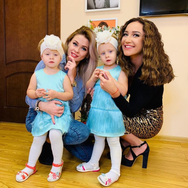 Ольга Бузова в окружении очаровательных девочек-двойняшек