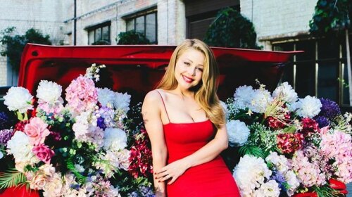 З розкішним бюстом на тлі квітів: Тіна Кароль поділилася фото в шикарному червоному сукні, що підкреслює всі її переваги