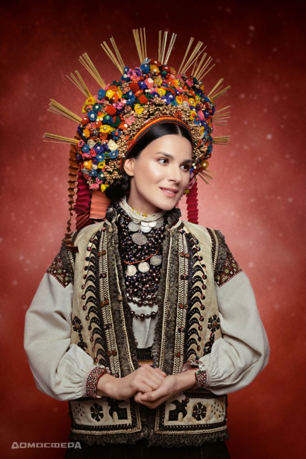 Маша Єфросиніна одягнена в костюм Івано-Франківської області (с. Корнич) початку ХХ століття