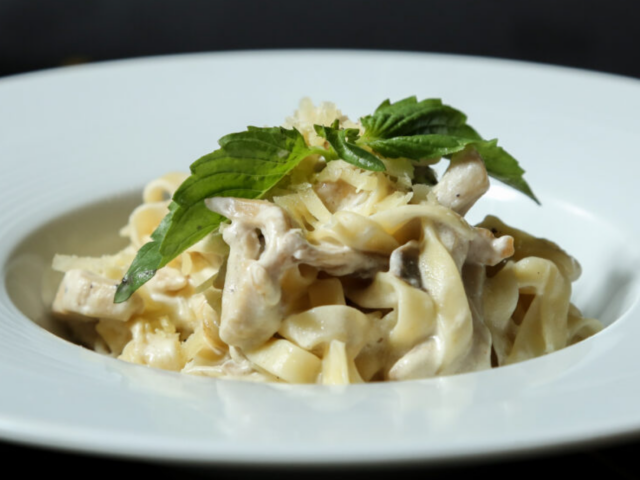 Паста Альфредо, кадр з відео