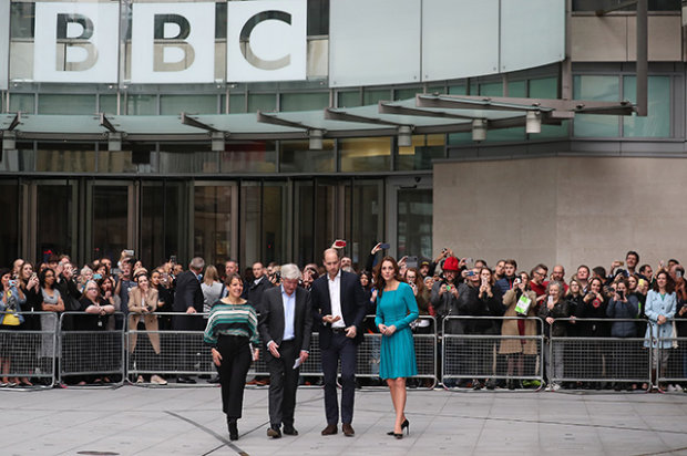 Принц Уильям и Кейт Миддлтон возле офиса BBC в Лондоне.