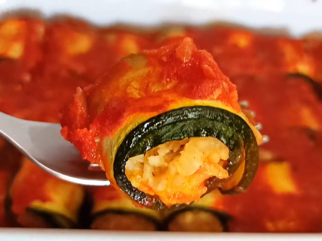 Рулеты из кабачков с фаршем в томатной пасте