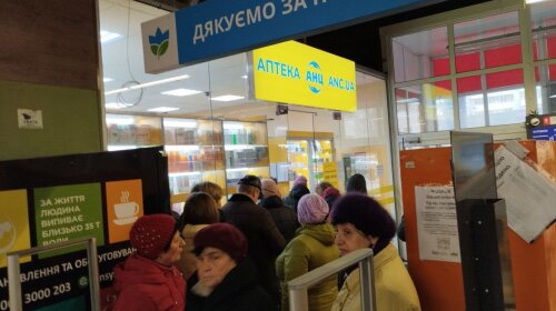 "Нимесил" и другие: в аптеке рассказали, за какими лекарствами украинцы выстроились в очереди