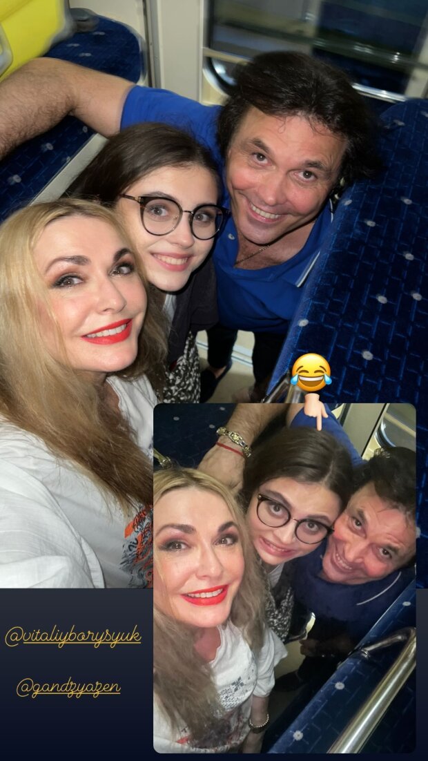 Ольга Сумська зворушила фото з дочкою та чоловіком із купе поїзда
