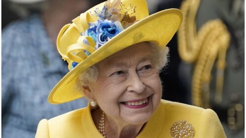 В сине-желтой шляпке: Елизавета II выбрала особенный наряд для публичного выхода (фото)