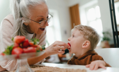 Бабушка и внук, изображение из свободных источников