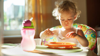 Доктор Комаровський розвінчав популярний міф про дитяче харчування: "це не шкідливо"