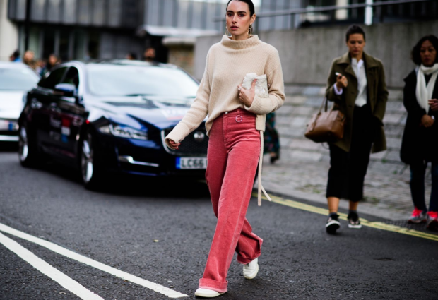 Кольорові джинси, мода на літо-2026