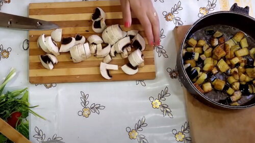 Обалденный салат с баклажанами и грибами – отличная идея для ужина и пикника