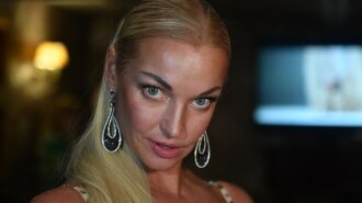 Покрутила "задом" і розчепірилася в шпагаті: п'яна Волочкова показала, як розважається з коханцем на яхті (фото і відео)
