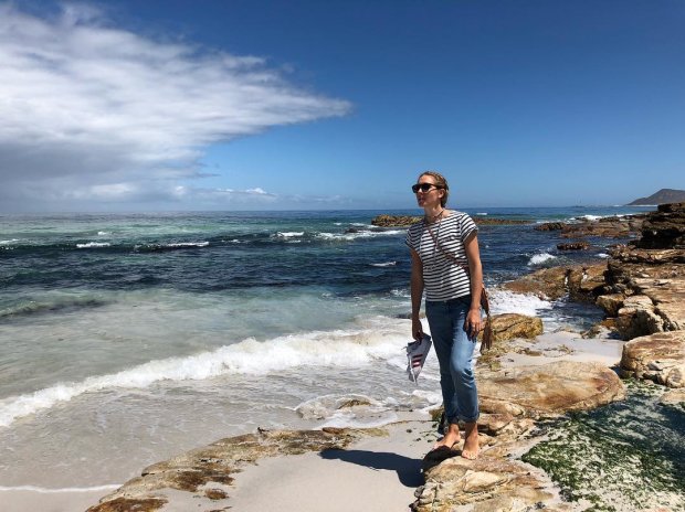 Катя Осадчая гуляет по пляжу в Африке