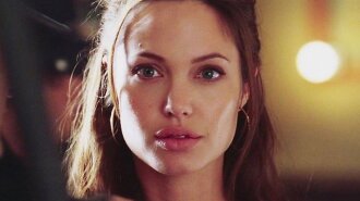Едва прикрыла пикантное место: в Сети показали кадры с еще юной Анджелиной Джоли - «Это вечная красота»