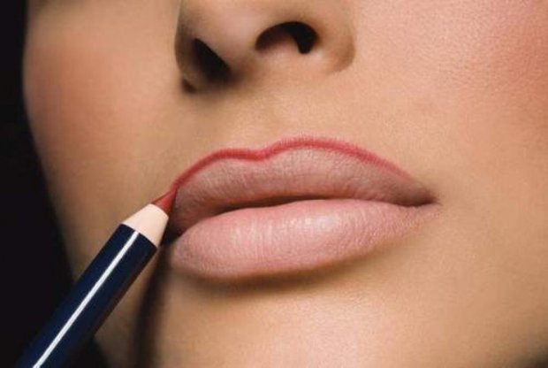 Увеличение губ при помощи макияжа
