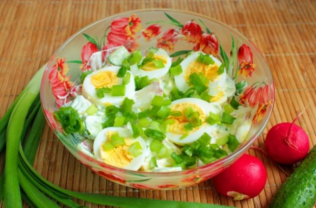 Салат из овощей и вареных яиц