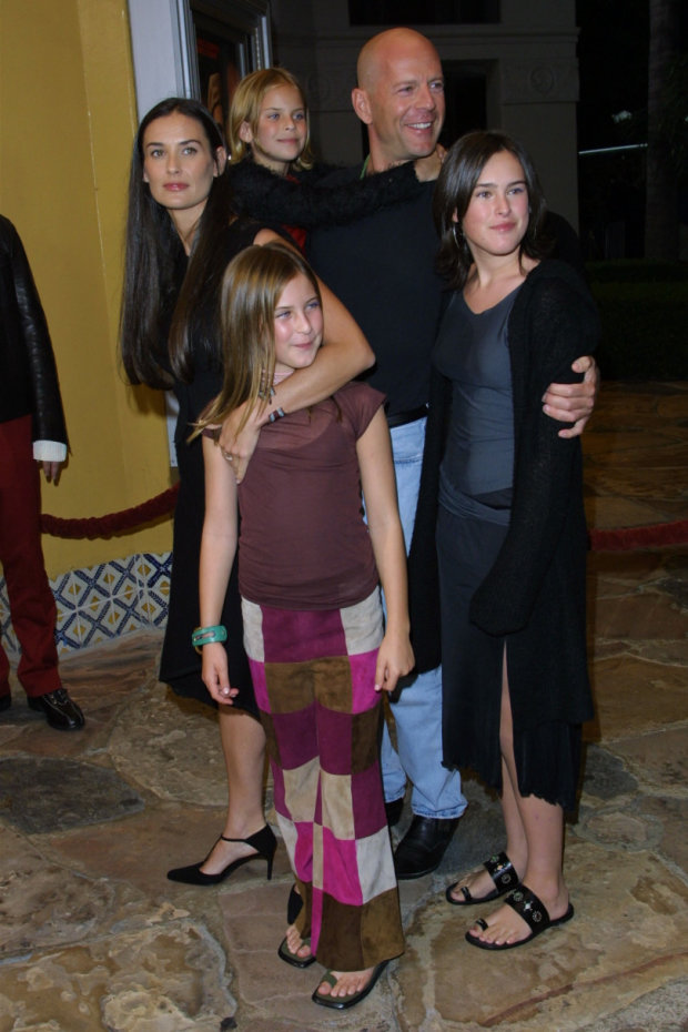 Деми Мур с мужем Брюсом Уиллисом и тремя дочерьми