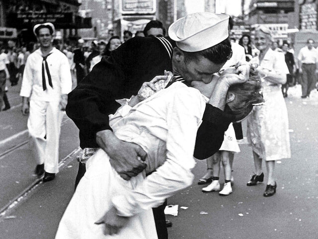 Медсестру целует моряк — знаменитая фотография, которая стала символом победы во Второй мировой войн