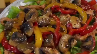 Салат з куркою теріякі, кадр з відео