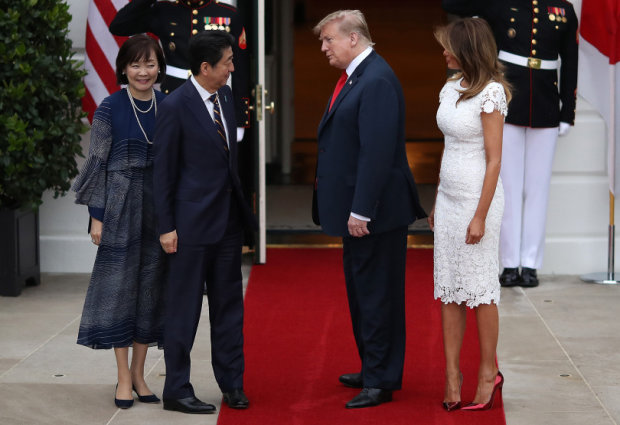 Дональд и Мелания Трамп с премьер-министром Японии — Синдзо Абэ и его женой Аки