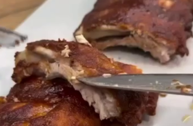 Свиные ребра в глазури, кадр с видео