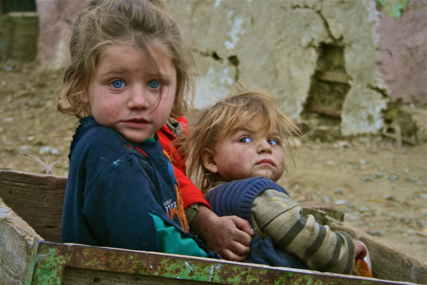 Румынские цыгане. И хотя эти дети живут в нищие, они не менее прекрасны.