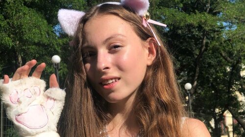 14-летняя Маша Полякова в полупрозрачном платье пожаловалась на маму: "говорит, что я дура"
