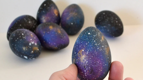 Фиолетовые пасхальные яйца, кадр с видео