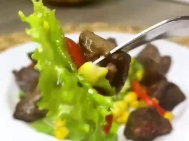 Летний салат с куриной печенью, кадр из видео