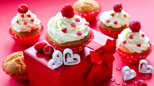 Saint valentine's Day. Muffins for breakfast and gift box