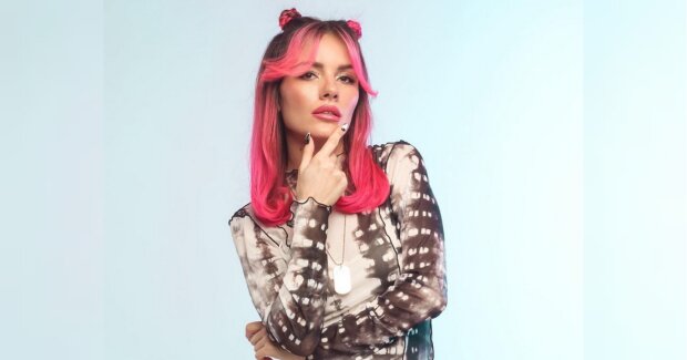 MamaRika, співачка, стане мамою в перший раз