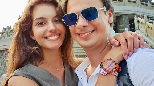 "Двойное счастье свалилось на голову": молодая жена Дмитрия Комарова подогрела слухи о беременности