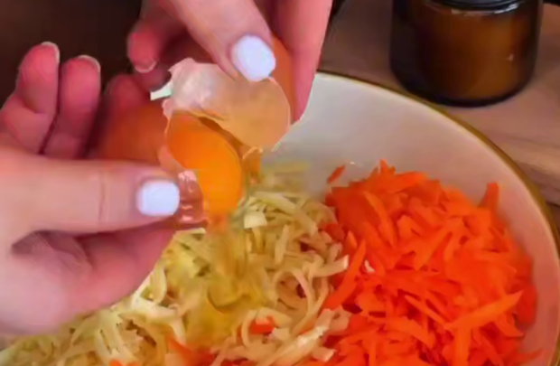 Морквяно-сирні коржики, кадр з відео