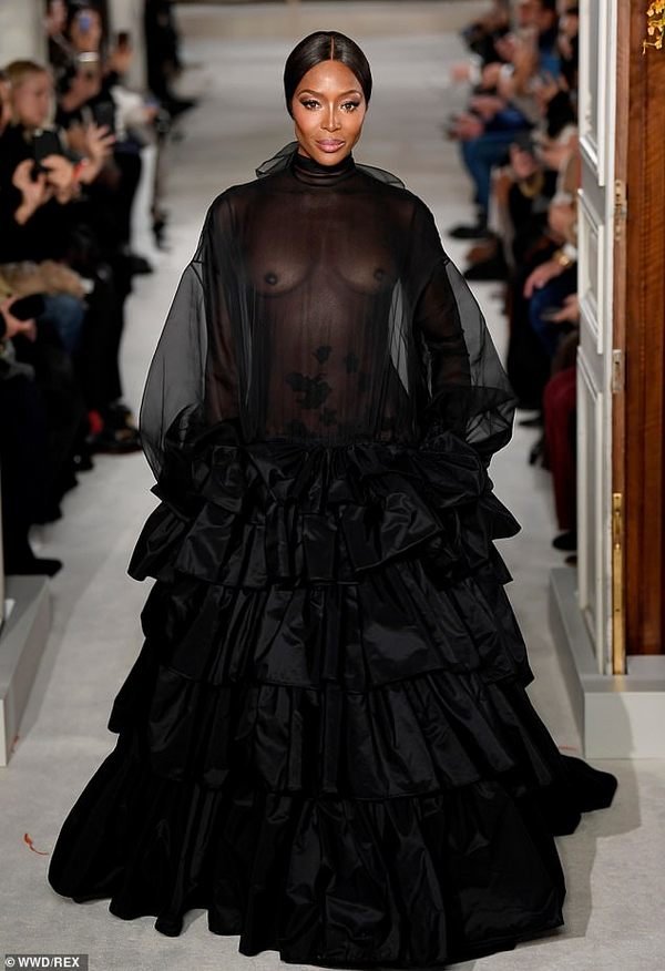 Наомі Кемпбелл на модному показі в Парижі