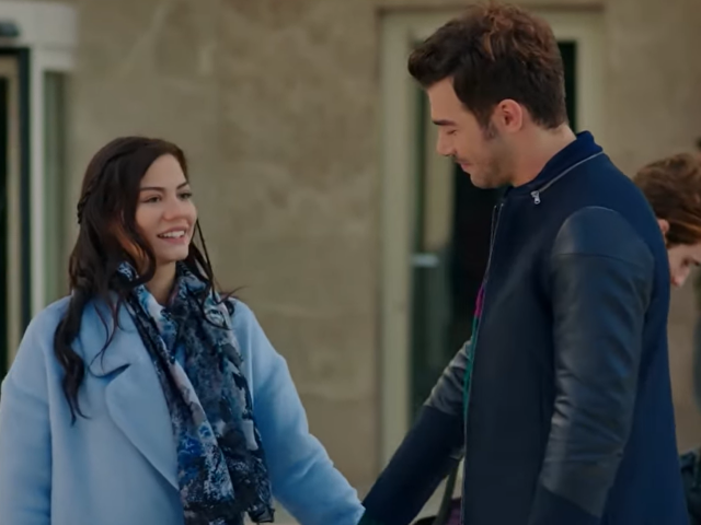 Закохані, кадр з серіалу "Запах полуниці" (тур. Çilek Kokusu)