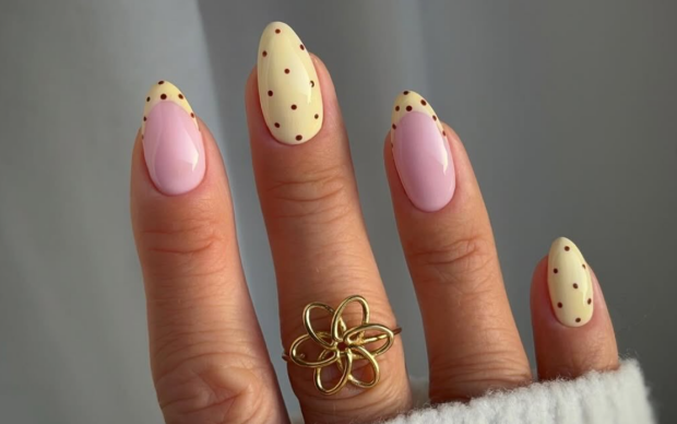 Манікюр з крапками, фото із соцмереж