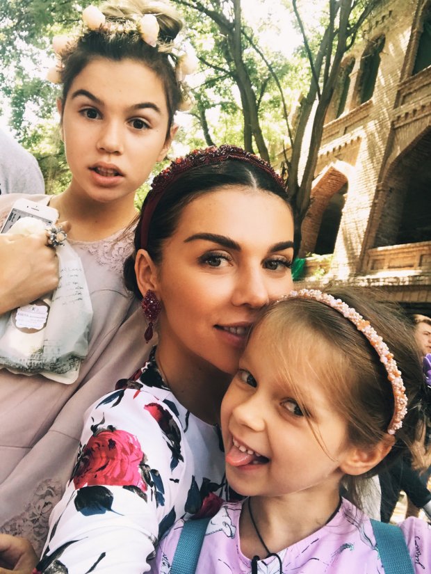 Анна Седокова з дочками