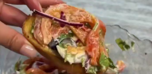 Закуска із запечених перців із сирним сиром, кадр з відео