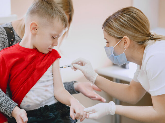 Минздрав разрешил делать детям прививку от коронавируса: кому и какую вакцину будуть колоть