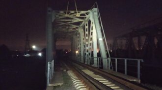 Ударило током и сорвалась вниз: в Харькове игры подростков на мосту закончились смертью 13-летней девочки