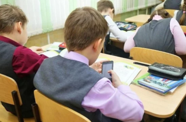 Школярі, гаджети, зображення з вільних джерел