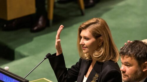 В черном жакете с брошью на груди: Елена Зеленская поддержала мужа во время выступления в ООН
