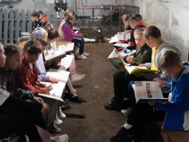 Школярі в укритті, фото з вільних джерел