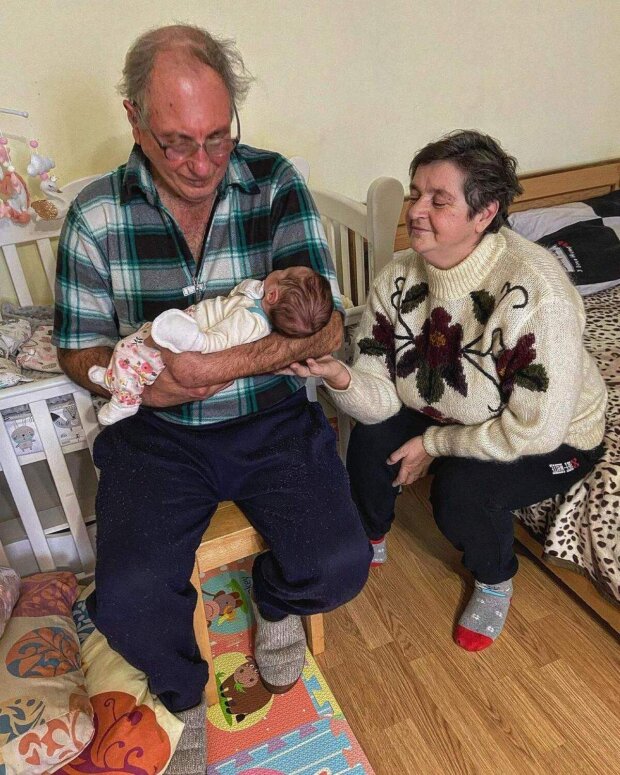 Роман Сасанчин зворушив фото першої зустрічі своїх батьків з онукою