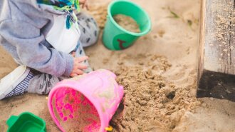 "Ребенок может творчески преобразовать ситуацию": доктор Комаровский рассказал о пользе песочной терапии
