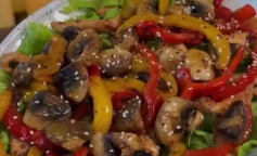 Салат з куркою теріякі, кадр з відео