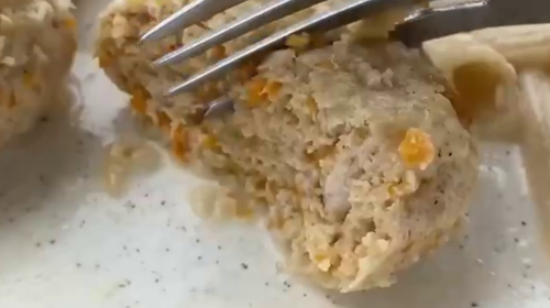 Курячі биточки з яблуком, кадр з відео