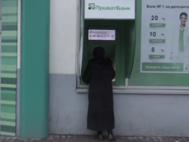Банкомат ПриватБанка, кадр с видео