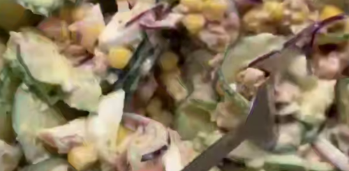 Освежающий салат с тунцом, кадр из видео