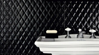 Ванные комнаты с черной плиткой: 10 красивых вариантов