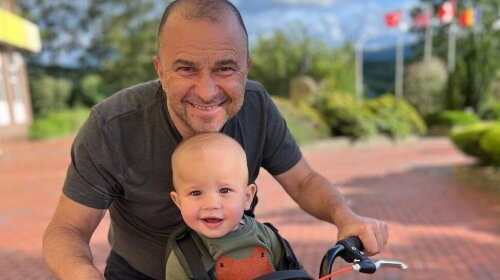 "Он понимает нас, но не реагирует": Виктор Павлик рассказал о проблемах с речью у маленького сына от Репяховой