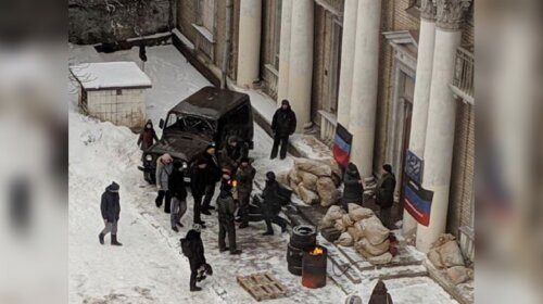 У Києві помітили озброєних людей з символікою "ДНР": що відбувається